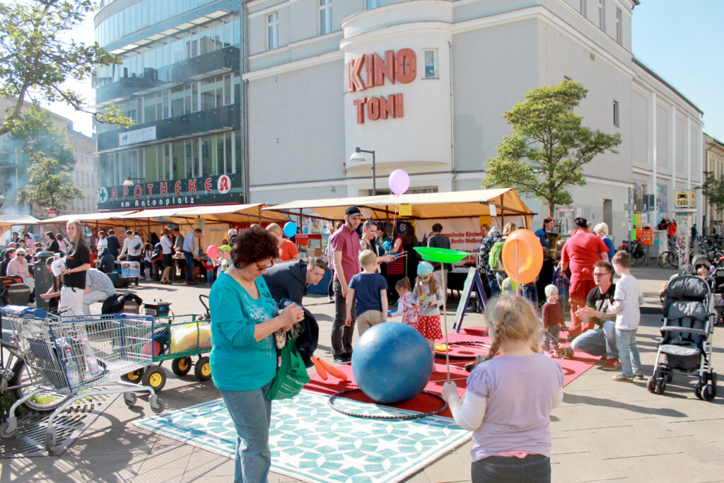 Blick über den Platz in Richtig Kino Toni, im Vordergrund ist der Mitmachzirkuns zusehen