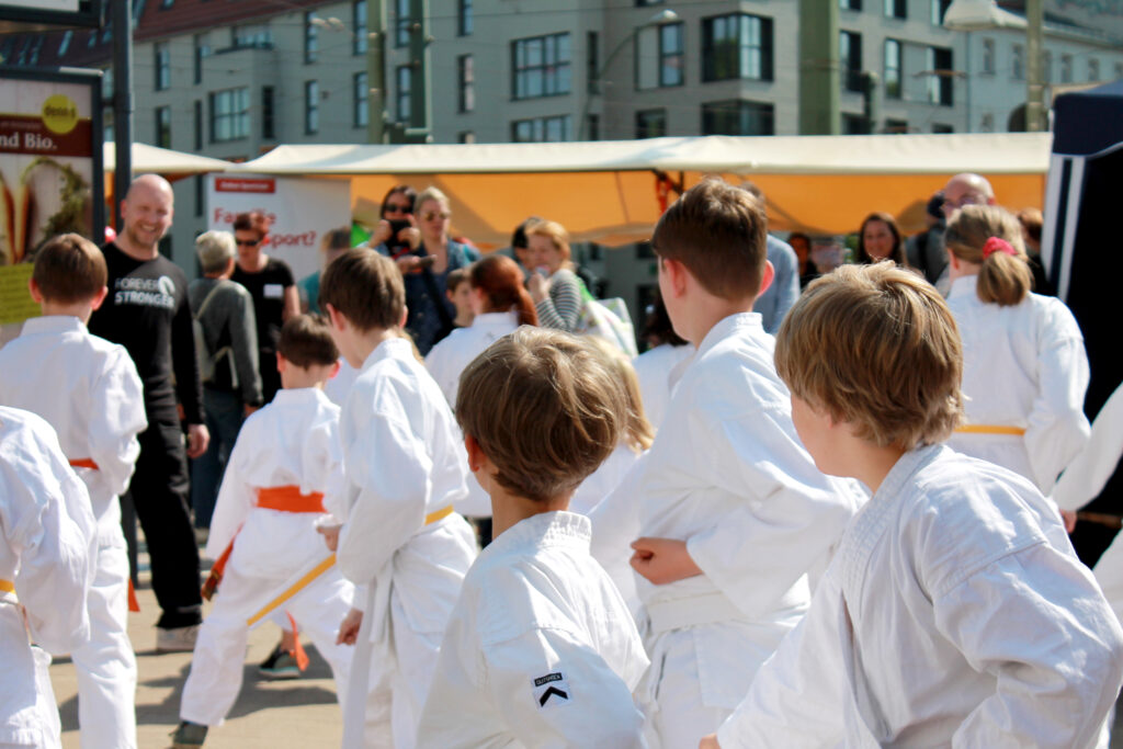 Karatevorführung der Kinder vom Dokan Sportclub