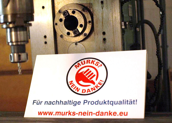 Werbe banner mit Logo von Murks? Nein danke! auf einer Werkbank