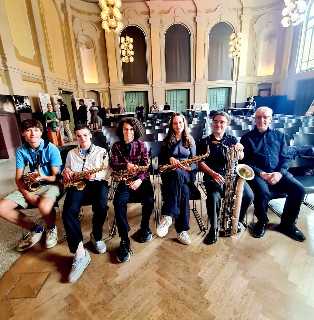 Die SaxophonistInnen mit dem Komponisten Franz-Michael Deimling unmittelbar vor der Uraufführung im Festsaal.