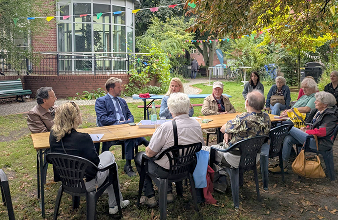 Gesprächsrunde im Garten des Stadtteilzentrums Weißensee mit Manuela Anders-Granitzki und Dirk Stettner