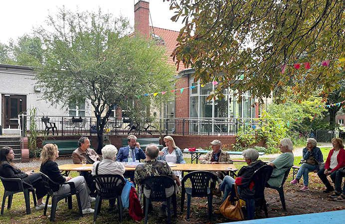 Gesprächsrunde im Garten des Stadtteilzentrums Weißensee mit Manuela Anders-Granitzki und Dirk Stettner